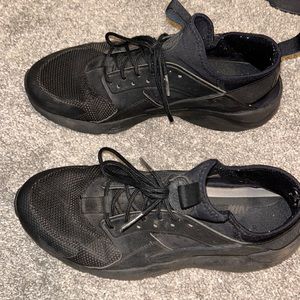 Black Nike huraches size 9